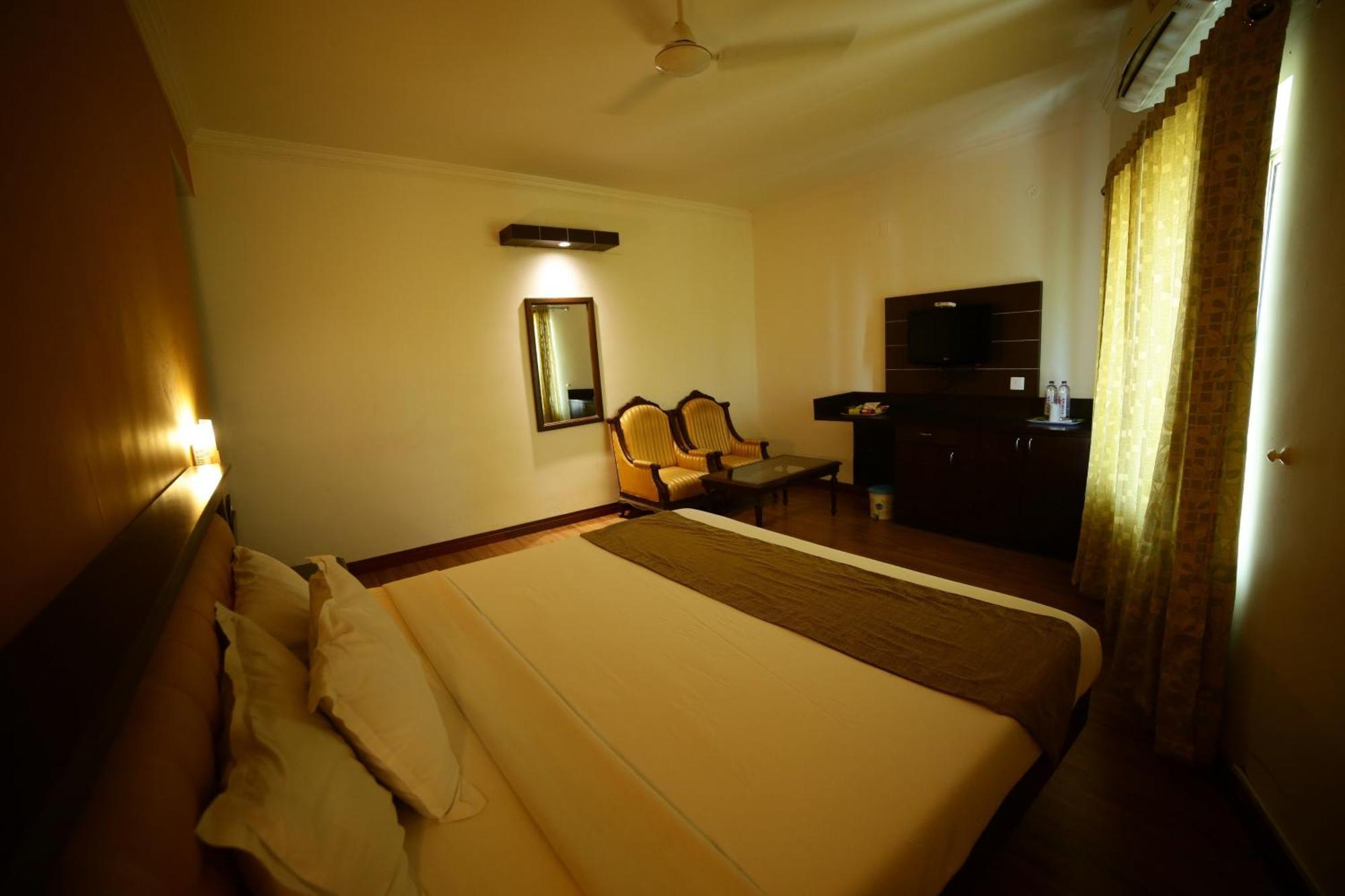 Hotel The Vyshakh Guruvāyūr Esterno foto