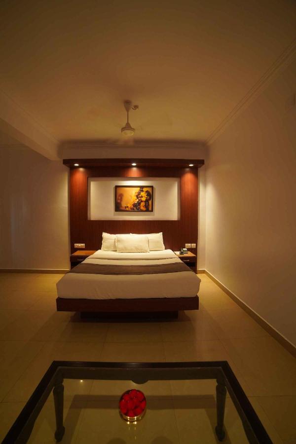 Hotel The Vyshakh Guruvāyūr Esterno foto