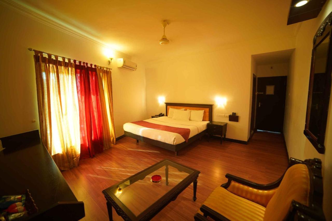 Hotel The Vyshakh Guruvāyūr Esterno foto