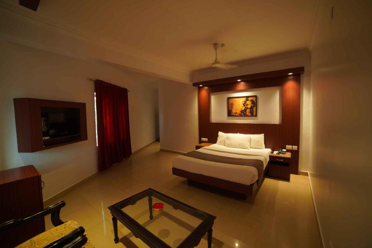 Hotel The Vyshakh Guruvāyūr Esterno foto