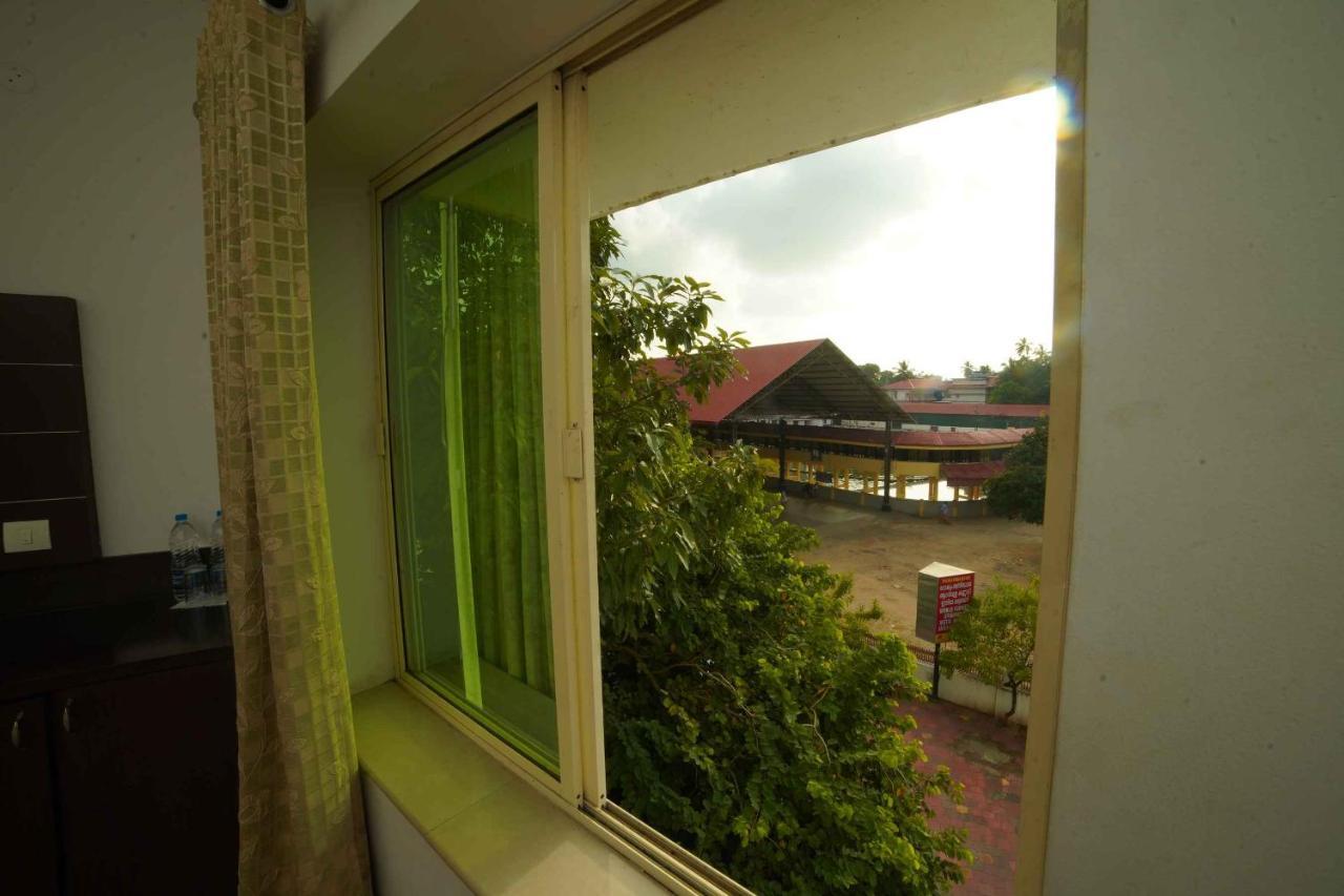 Hotel The Vyshakh Guruvāyūr Esterno foto