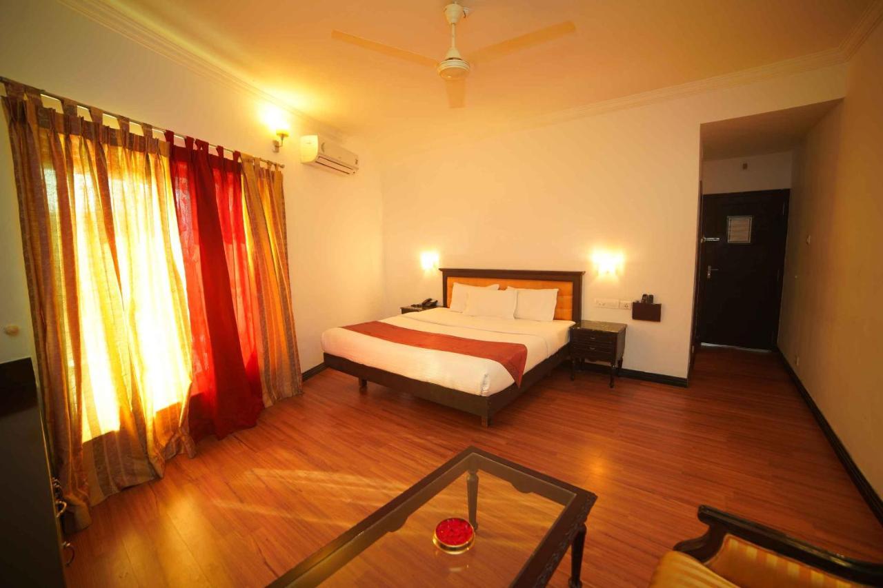 Hotel The Vyshakh Guruvāyūr Esterno foto