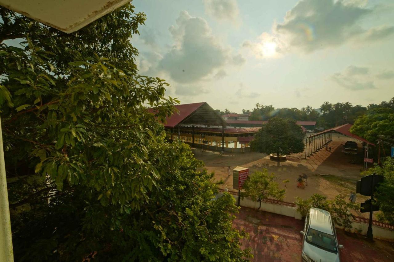 Hotel The Vyshakh Guruvāyūr Esterno foto